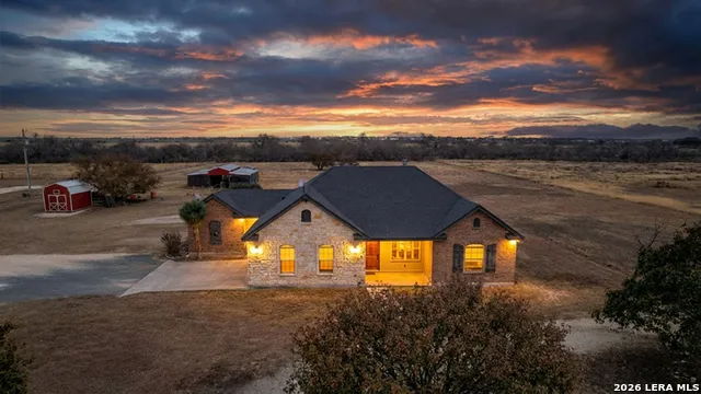 8 Valley View Uvalde, TX 78801