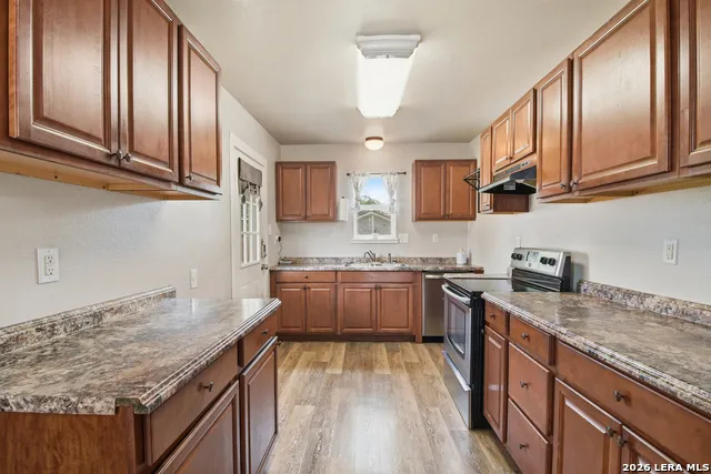 600 W Park Devine, TX 78016