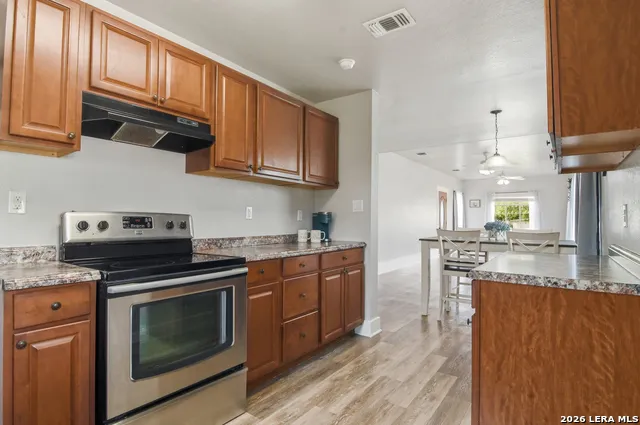 600 W Park Devine, TX 78016