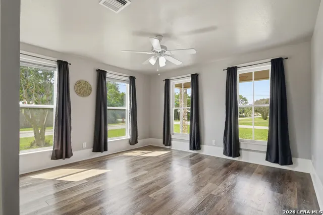 600 W Park Devine, TX 78016