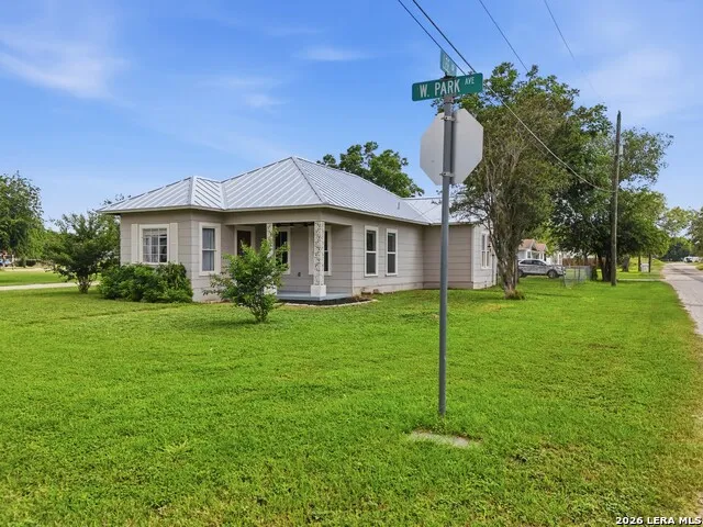 600 W Park Devine, TX 78016