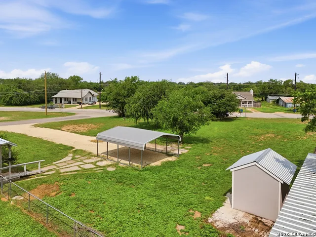 600 W Park Devine, TX 78016