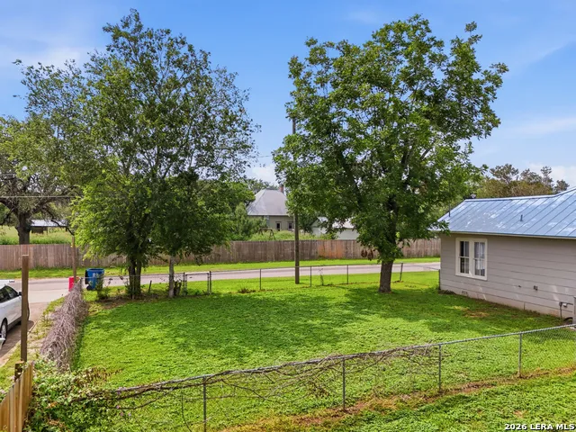 600 W Park Devine, TX 78016