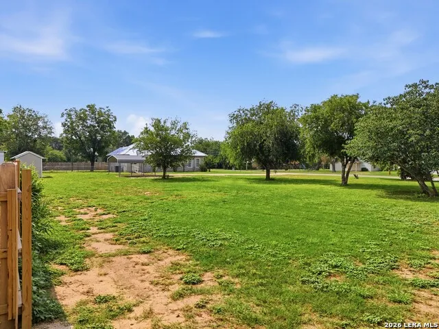 600 W Park Devine, TX 78016
