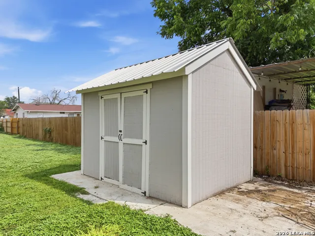 600 W Park Devine, TX 78016