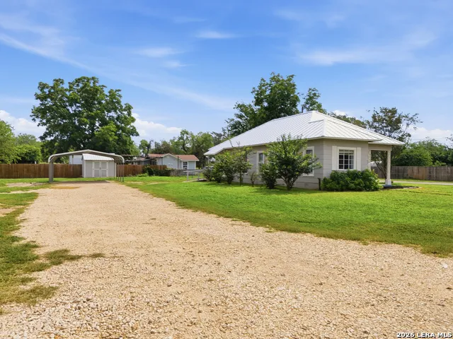 600 W Park Devine, TX 78016