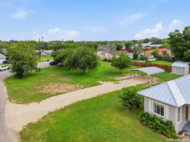 600 W Park Devine, TX 78016