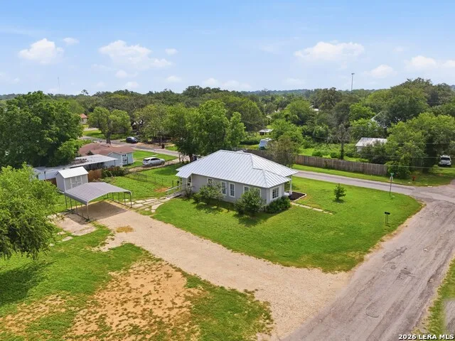 600 W Park Devine, TX 78016