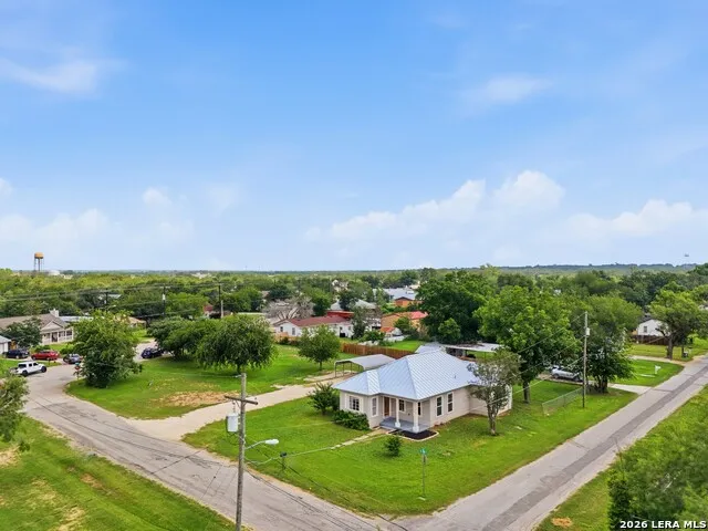600 W Park Devine, TX 78016