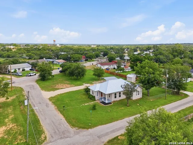 600 W Park Devine, TX 78016