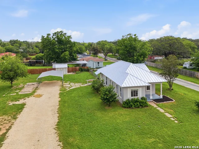 600 W Park Devine, TX 78016