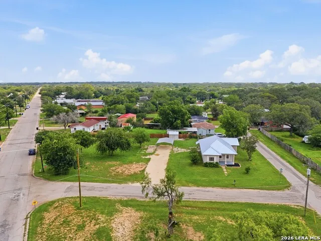 600 W Park Devine, TX 78016