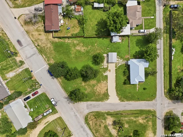 600 W Park Devine, TX 78016