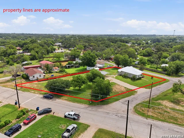 600 W Park Devine, TX 78016