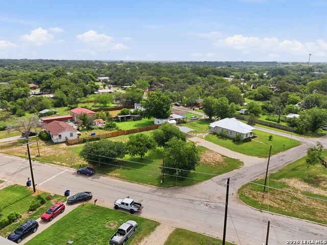 600 W Park Devine, TX 78016