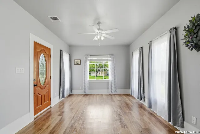 600 W Park Devine, TX 78016