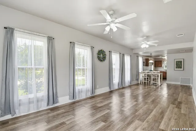 600 W Park Devine, TX 78016