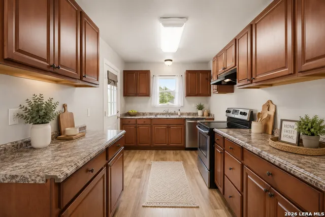 600 W Park Devine, TX 78016