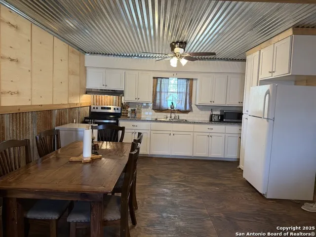 1503 Hill St Three Rivers, TX 78071