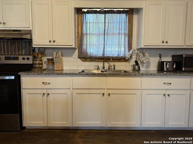 1503 Hill St Three Rivers, TX 78071