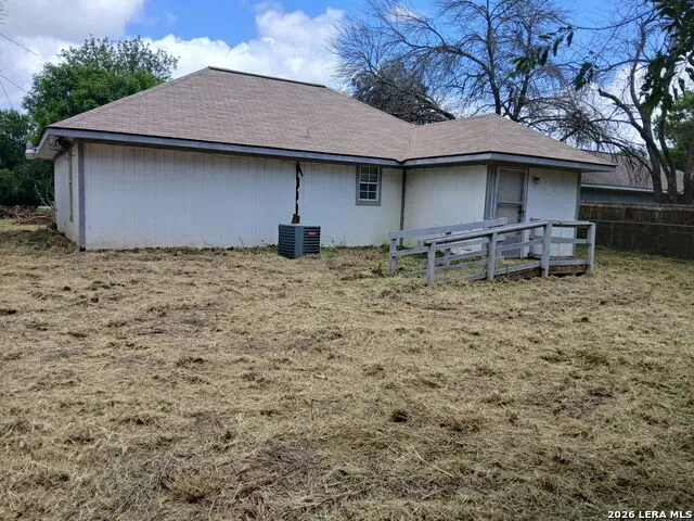 802 County Line Rd Jourdanton, TX 78026