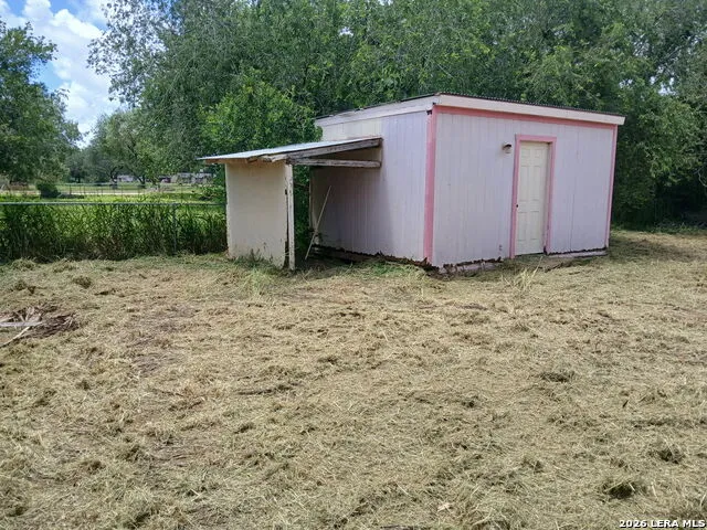 802 County Line Rd Jourdanton, TX 78026