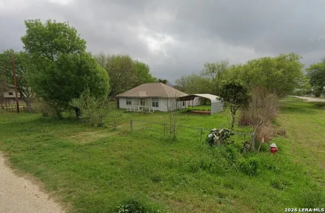 802 County Line Rd Jourdanton, TX 78026