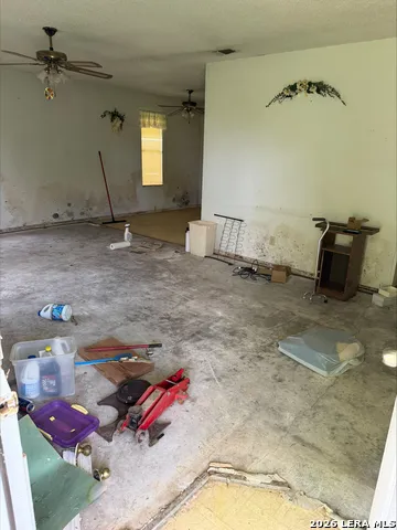 802 County Line Rd Jourdanton, TX 78026