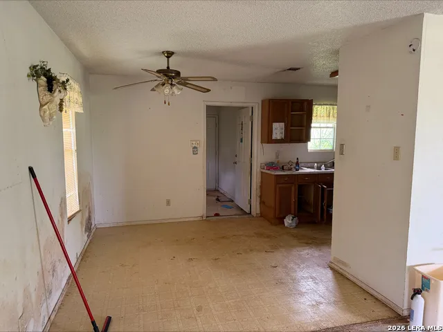 802 County Line Rd Jourdanton, TX 78026