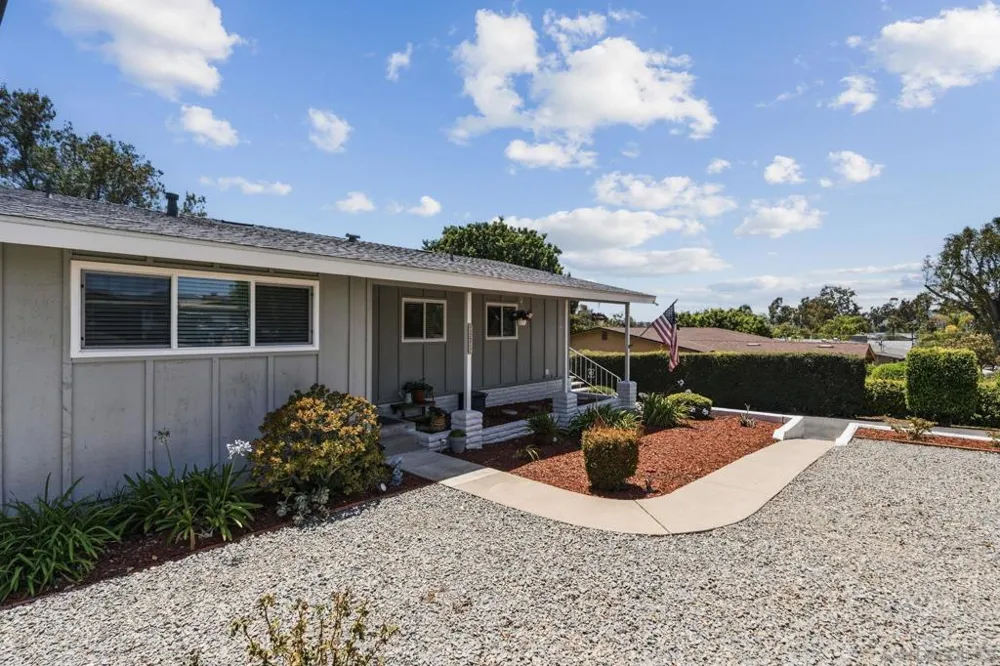 125 Encanto Dr. Escondido, CA 92027