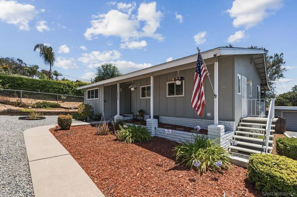 125 Encanto Dr. Escondido, CA 92027
