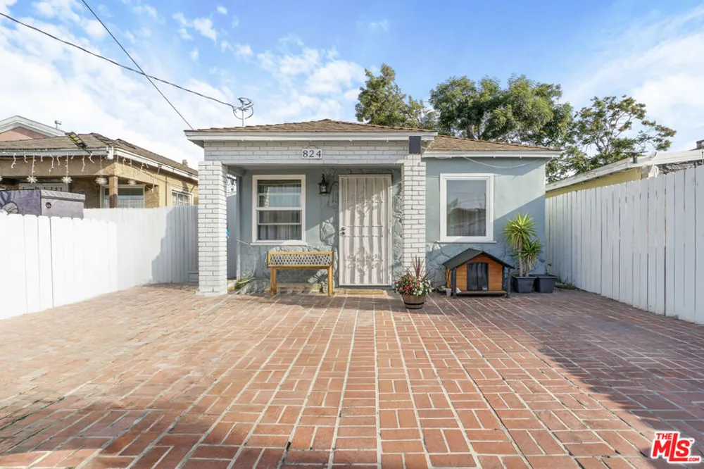 824 W Palmer Street Compton, CA 90220