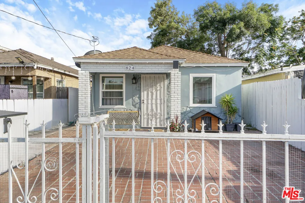 824 W Palmer Street Compton, CA 90220