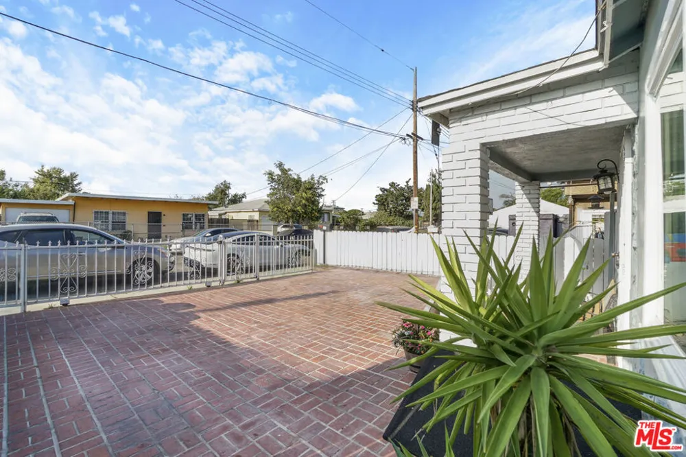 824 W Palmer Street Compton, CA 90220