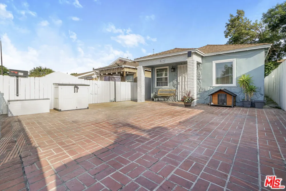 824 W Palmer Street Compton, CA 90220