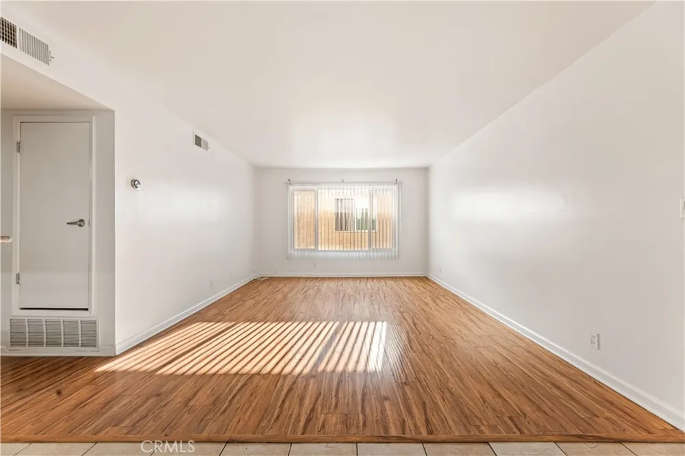 20327 Saticoy Street #102 Winnetka, CA 91306