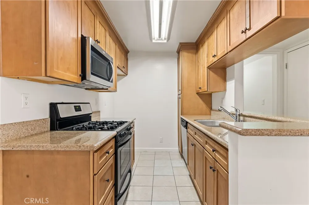 20327 Saticoy Street #102 Winnetka, CA 91306