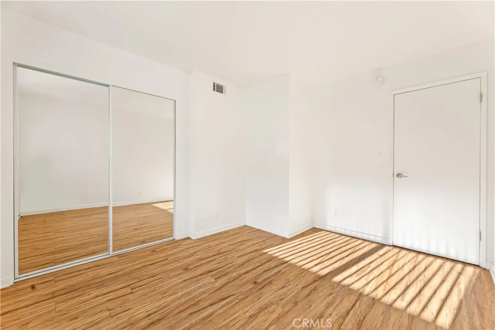20327 Saticoy Street #102 Winnetka, CA 91306