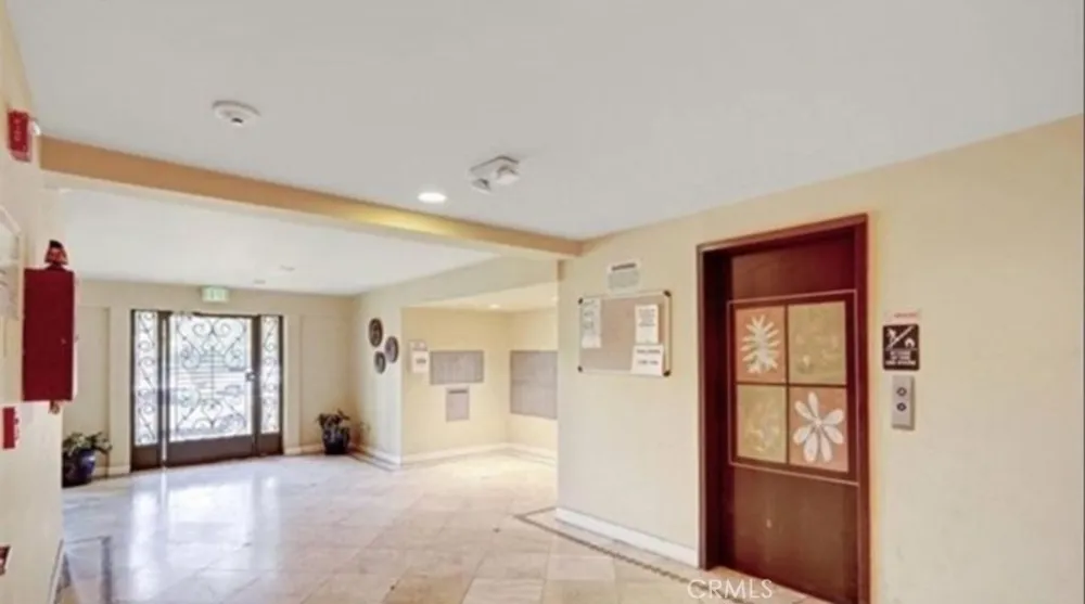 20327 Saticoy Street #102 Winnetka, CA 91306