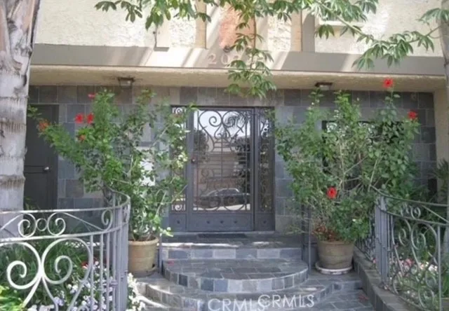 20327 Saticoy Street #102 Winnetka, CA 91306