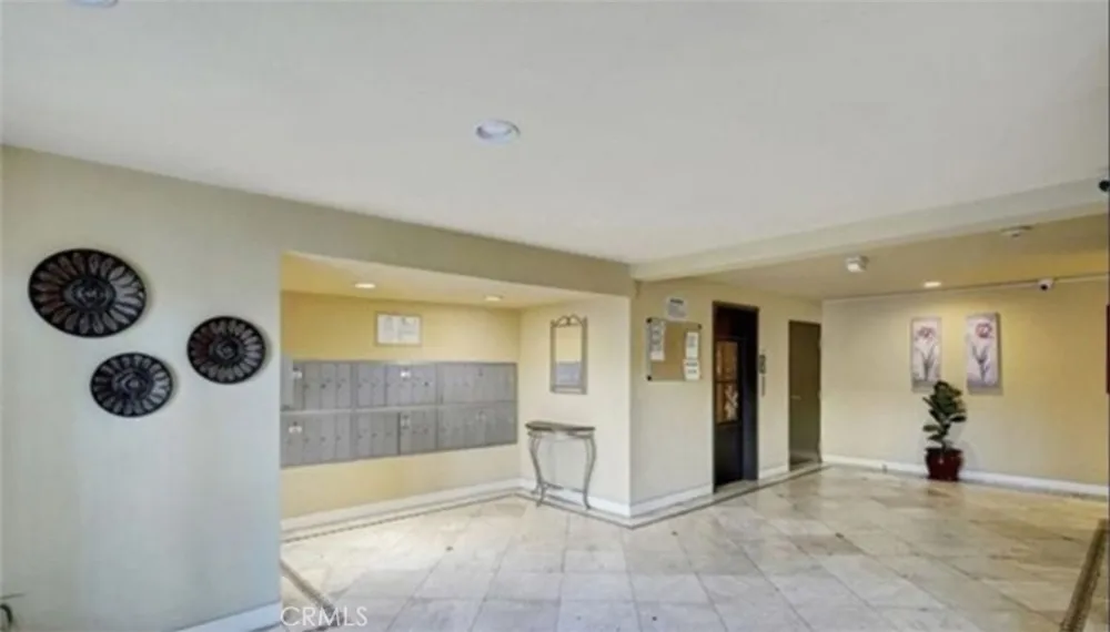 20327 Saticoy Street #102 Winnetka, CA 91306