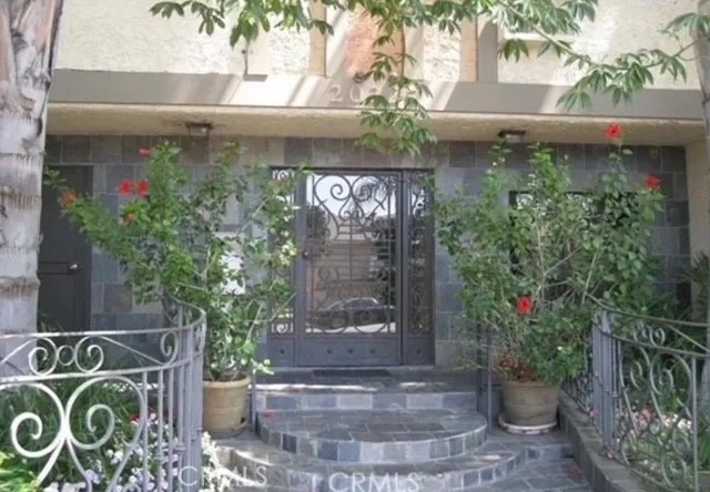 20327 Saticoy Street #102 Winnetka, CA 91306