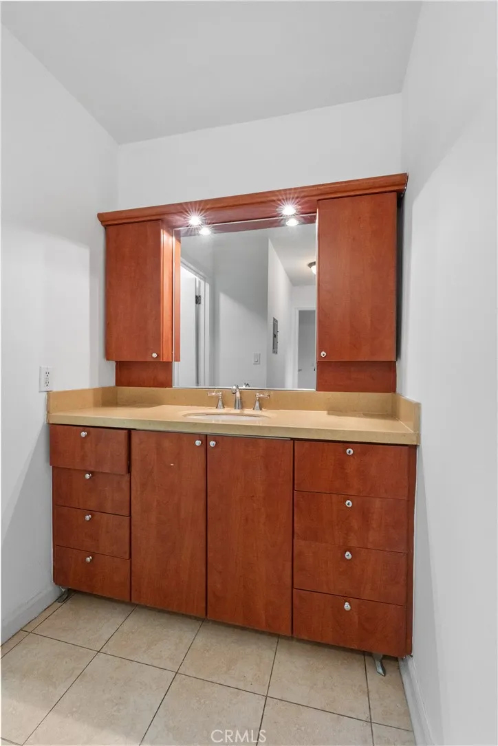 20327 Saticoy Street #102 Winnetka, CA 91306