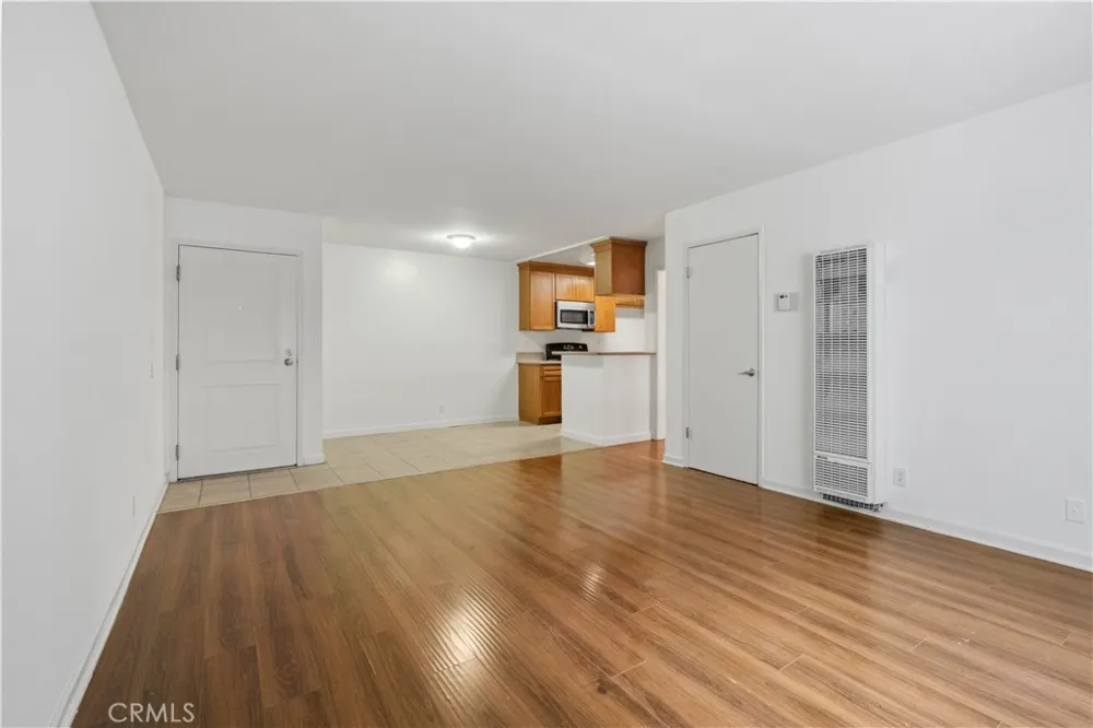 20327 Saticoy Street #102 Winnetka, CA 91306