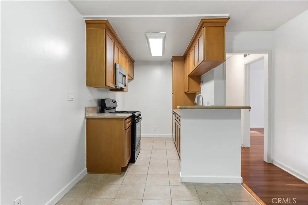 20327 Saticoy Street #102 Winnetka, CA 91306