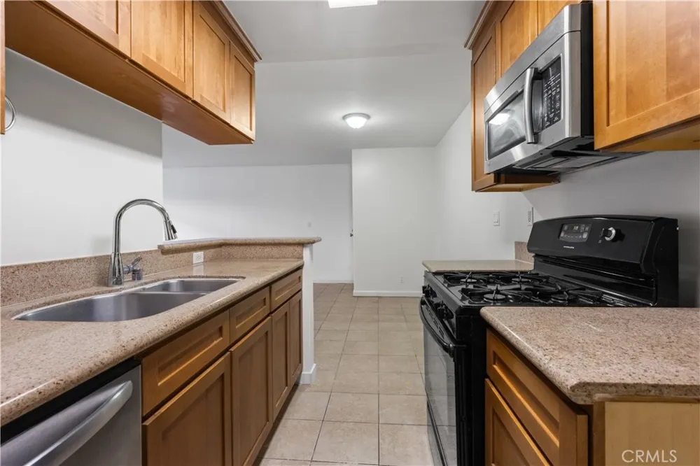 20327 Saticoy Street #102 Winnetka, CA 91306
