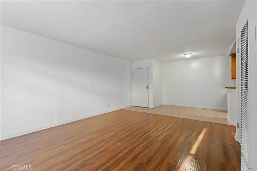 20327 Saticoy Street #102 Winnetka, CA 91306