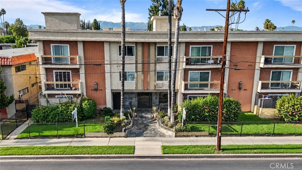 20327 Saticoy Street #102 Winnetka, CA 91306