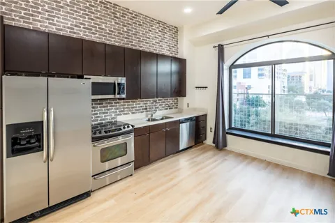 507 Sabine Street #404