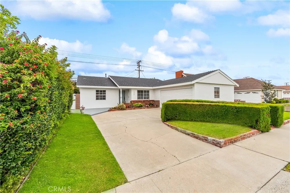 6101 Killarney Garden Grove, CA 92845